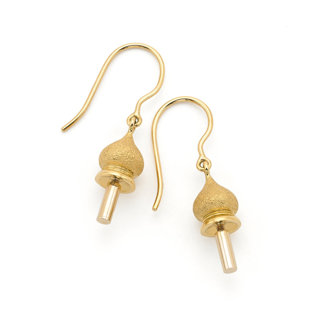 With a shape inspired by a visit to Russia's St. Basil's Cathedral, our Onion Dome Earring Enhancer in 18 karat yellow gold works with a Progressive Pearl stud so it can be also worn as drop earrings.