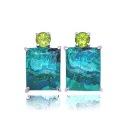 Gia earrings in 18 karat white gold featuring natural Chrysocolla-Malachite accented by a pair of shining Peridot. 