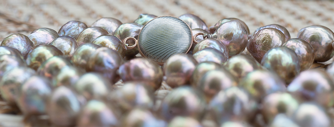 Mussel Pearls - Cynthia softened the sword by applying a rose gold trim.