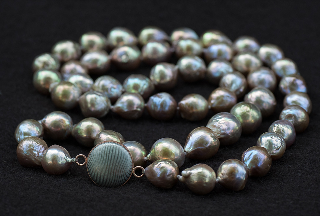 Mussel Pearl necklace with a rose gold trim.