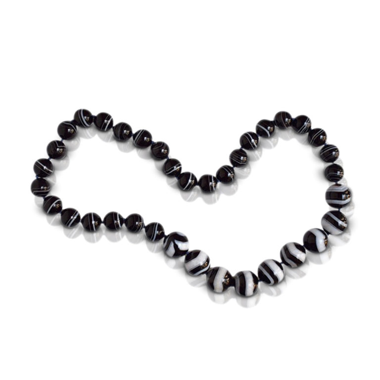 Bead necklace consisting of 35 pieces of natural black and white 